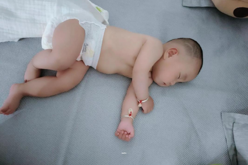 安宁宝宝胳膊上起红疙瘩